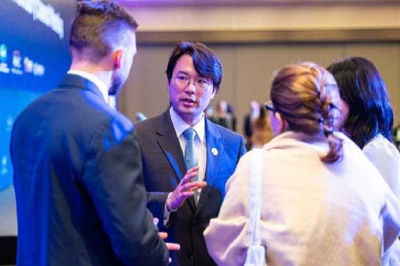 코오롱 이규호 부회장이 지난 28일 부산에서 열린 아시아태평양경제협력체(APEC) 기업인자문위원회(ABAC) 4차회의 폐막행사 참여자들과 대화를 나누는 모습 [사진=코오롱그룹]