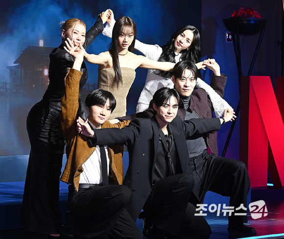 이용진, 존박, 혜리, 가비, 카리나, 김도훈이 19일 오전 서울 마포구 호텔 나루 서울 엠갤러리에서 열린 넷플릭스 예능프로그램 '미스터리 수사단 시즌2&rsquo;의 제작발표회에서 포즈를 취하고 있다. [사진=곽영래 기자]