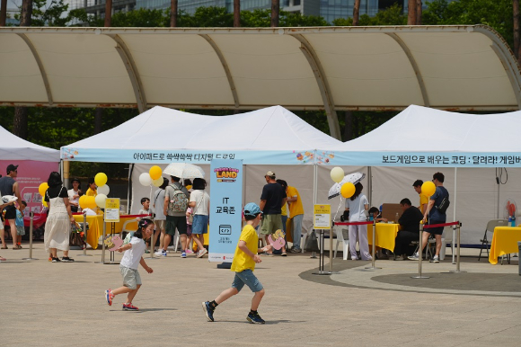 카카오게임즈가 '세계 놀이의 날'을 맞아 지난 15일 경기 성남 화랑공원에서 '찾아가는 프렌즈게임 랜드 - 힘껏! 맘껏! 실컷! 우리 다 같이 놀자 게임 한바퀴' 행사를 개최했다. 사진은 행사 현장. [사진=카카오게임즈]