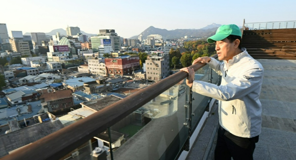  오세훈 서울시장이 7일 오후 서울 종로구 세운상가 옥상에서 열린 세운4구역 재개발 관련 현장 브리핑에서 주변 전망을 살펴보고 있다. [사진=서울시]