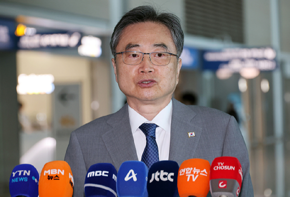 조현 외교부 장관이 5일 인천국제공항에서 네팔로 출국하며 발언하고 있다. [사진=연합뉴스]