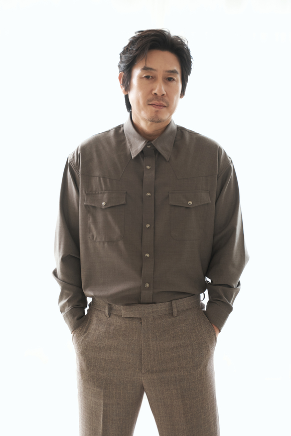 배우 설경구가 18일 영화 '킹메이커' 인터뷰에 앞서 포즈를 취하고 있다. [사진=메가박스중앙(주)플러스엠]