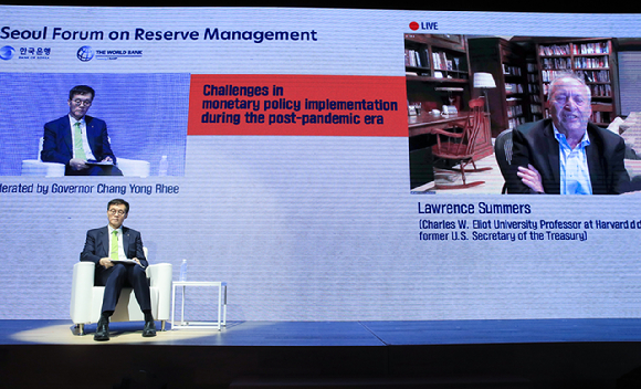이창용 한국은행 총재가 6일 한국은행-세계은행(WB) 서울 포럼을 통해 로렌스 서머스 전 미국 재무장관과 화상 대담을 하고 있다. [사진=한국은행]