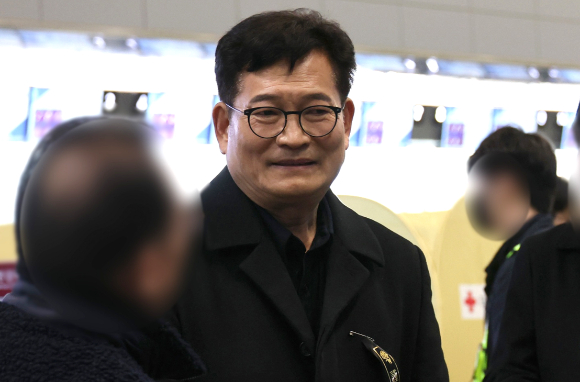 '2021년 전당대회 돈 봉투 의혹' 핵심 당사자인 송영길 전 더불어민주당 대표가 지난 2023년 4월 24일 오후 인천국제공항을 통해 귀국한 뒤 입장을 밝히고 있다. [사진=아이뉴스24 포토DB]