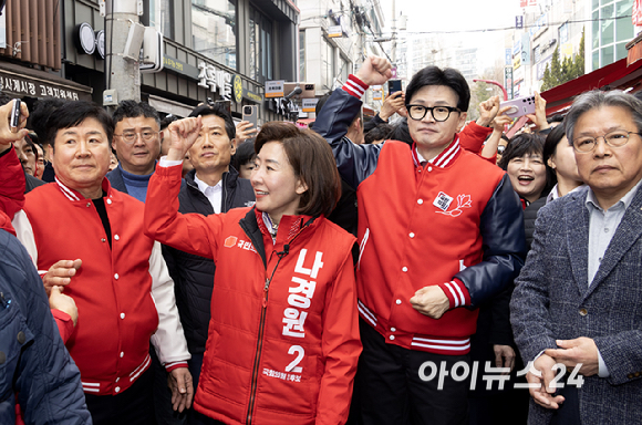 한동훈 국민의힘 비상대책위원장이 19일 오후 서울 동작구 남성사계시장에서 나경원(동작구을)·장진영(동작구갑) 후보의 지지를 호소하고 있다. [사진=곽영래 기자]