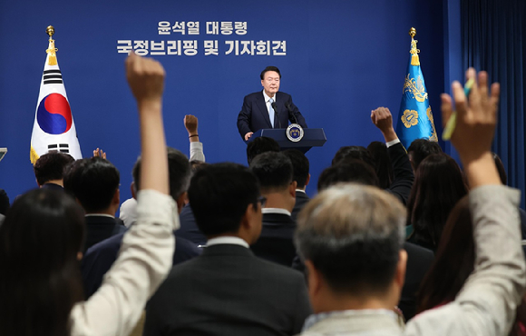 윤석열 대통령이 지난 8월 29일 서울 용산 대통령실 청사 브리핑룸에서 열린 국정브리핑 및 기자회견에서 기자의 질문을 받고 있다. 2024.08.29. [사진=뉴시스]