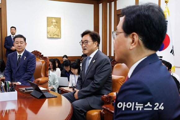 우원식 국회의장이 24일 오전 서울 여의도 국회에서 김병기 당대표 직무대행 겸 원내대표와 송언석 국민의힘 원내대표와 대화하고 있다. [사진=곽영래 기자]