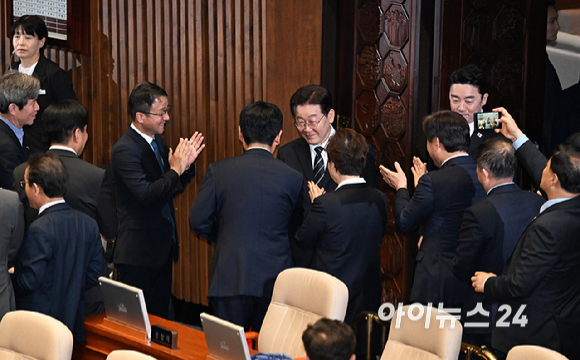 이재명 대통령이 2일 서울 여의도 국회 본회의장에서 중동 사태 대응 등을 위한 추가경정예산안에 대한 시정연설에 앞서 더불어민주당 의원들과 악수를 하고 있다. [사진=곽영래 기자]