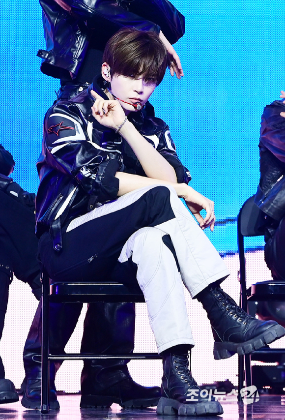 그룹 제로베이스원이 1일 오후 서울 용산구 한남 블루스퀘어에서 열린 제로베이스원(ZEROBASEONE) 정규 1집 '네버 세이 네버(NEVER SAY NEVER)' 쇼케이스에 참석해 멋진 무대를 선보이고 있다. [사진=정소희 기자]