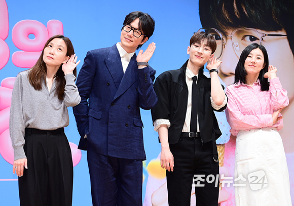 (왼쪽부터)손자연 PD-성시경-정동환-정미영 PD가 27일 오전 서울 영등포구 KBS에서 열린 KBS2 뮤직 토크쇼 '더 시즌즈-성시경의 고막남친' 제작발표회에 참석하고 있다. [사진=정소희 기자]