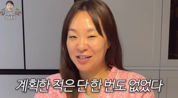 개그우먼 정주리가 다섯째 아이 임신 소식을 전한 가운데 나팔관 제거 수술·다낭성 난소증후군을 앓았던 과거를 털어놨다. [사진=유튜브 채널 '정주리']