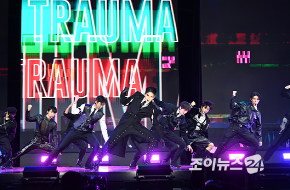 그룹 에스에프나인(SF9)이 22일 오후 서울 광진구 예스24라이브홀에서 열린 SF9 열 번째 미니앨범 '루미네이션(RUMINATION)' 발매 쇼케이스에서 타이틀곡 무대를 선보이고 있다. [사진=정소희 기자]