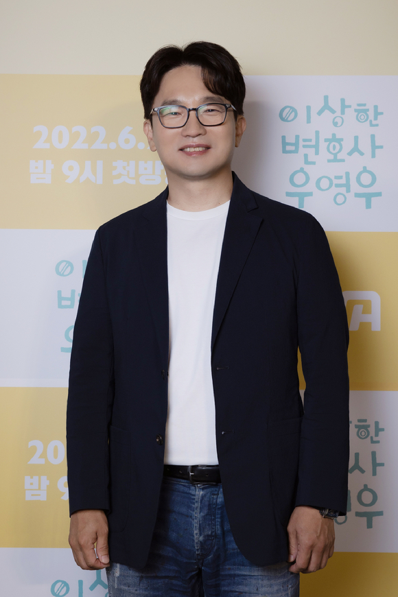 유인식 PD가 29일 서울 광진구 자양동 롯데시네마 건대입구점에서 진행된 ENA채널 '이상한 변호사 우영우' 제작발표회에 참석해 포즈를 취하고 있다. [사진=ENA]