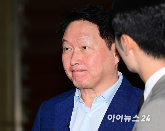 최태원 SK그룹 회장이 손정의 소프트뱅크 회장의 초청으로 미국 플로리다주 마러라고 리조트에서 열리는 투자 행사에 참석하기 위해 16일 오후 서울 강서구 김포비즈니스항공센터를 통해 출국하는 중 취재진과 인터뷰를 갖고 있다. [사진=정소희 기자]