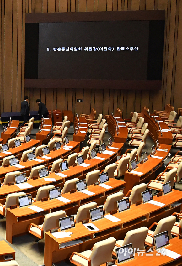 2일 오후 서울 여의도 국회에서 열린 본회의에서 '이진숙 방송통신위원회 위원장 탄핵소추안' 통과되고 있다. [사진=곽영래 기자]