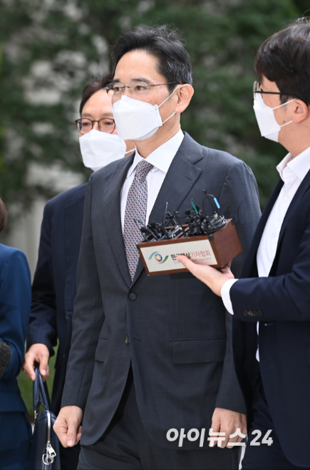 이재용 삼성전자 부회장이 12일 오후 서울중앙지방법원에서 열린 프로포폴 불법 투약 혐의 첫 공판에 출석하고 있다.