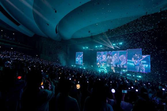 밴드 엔플라잉 이승협이 첫 전국투어 2026 N.Flying LIVE '&CON5 : into REM'(2026 엔플라잉 라이브 '엔콘5 : 인투 렘') 부산 공연에서 멋진 무대를 선사하고 있다. [사진=FNC엔터테인먼트]