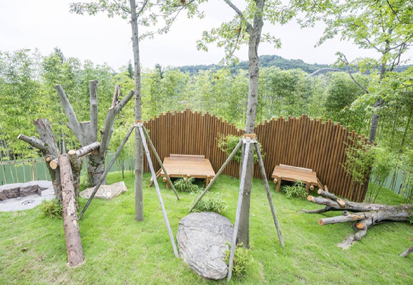 판다 세컨하우스에서 지내는 쌍둥이 판다 루이바오(오른쪽)와 후이바오 [사진=에버랜드 제공]