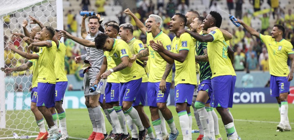 브라질이 25일(한국시간) 열린 2022 카타르월드컵 G조 조별리그 1차전 세르비아전에서 2-0으로 승리했다. 브라질 선수들이 경기 종료 후 자국 응원단에게 인사하고 있다. [사진=뉴시스]