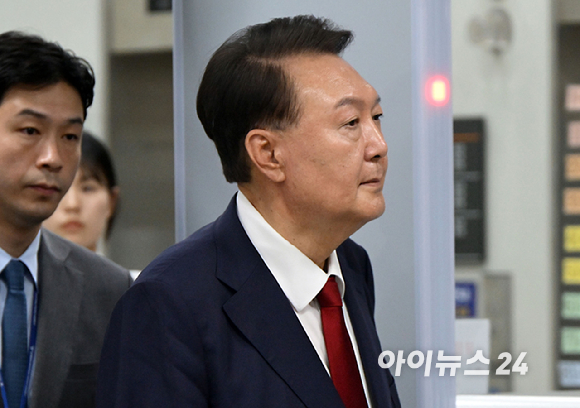 12.3 비상계엄 사태 관련 내란 혐의를 받는 윤석열 전 대통령이 9일 서울 서초구 서울중앙지방법원에서 구속 전 피의자 심문(영장실질심사)을 마치고 대기 장소인 서울구치소로 이동하고 있다. [사진=사진공동취재단]
