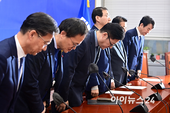 홍익표 더불어민주당 원내대표와 의원들이  2일 오전 서울 여의도 국회에서 열린 원내대책회의에서 새해 인사를 하고 있다. [사진=곽영래 기자]