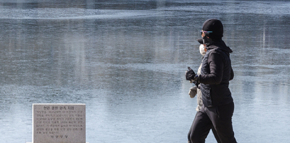 지난 9일 서울 용산구 노들섬 내 한강 결빙 관측지점에서 바라본 한강대교 일대 한강 수면이 얼어 있다. [사진=연합뉴스]