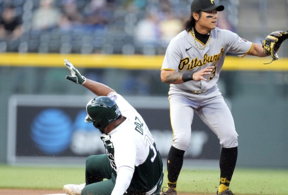 MLB 피츠버그에서 뛰고 있는 배지환(오른쪽)은 19일(한국시간) 열린 콜로라도와 원정 경기에서 1안타를 쳤다. 그러나 그는 도루 실패와 견제사를 당했고 수비에서는 실책도 범했다. [사진=뉴시스]