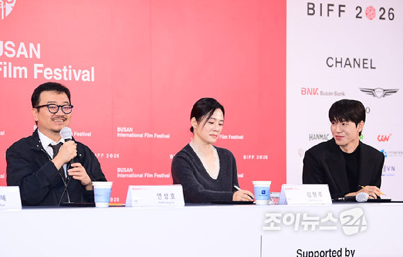 배우 김현주-연상호 감독-배우 배현성이 10일 부산 해운대구 영화의전당에서 열린 제31회 부산국제영화제 '실낙원' 기자회견에 참석하고 있다. [사진=정소희 기자]