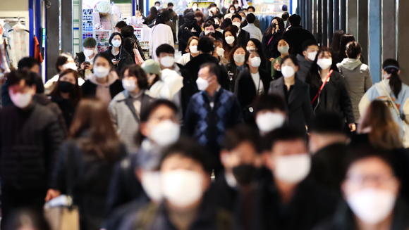 서울 강남구 한 지하보도에서 마스크 쓴 시민들이 오가고 있다. [사진=뉴시스]