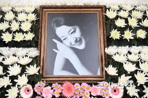 뇌종양으로 투병 중 별세한 배우 윤석화의 빈소가 19일 서울 신촌세브란스병원 장례식장에 마련됐다. [사진=사진공동취재단]