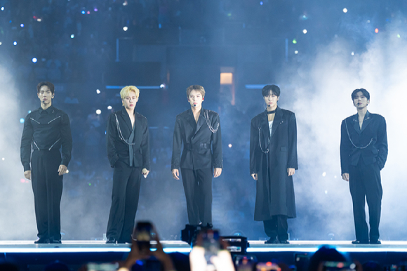 그룹 몬스타엑스가 지난 1일(현지시간)부터 3일까지 미국 로스앤젤레스 크립토닷컴 아레나에서 열린 K-팝 팬&아티스트 페스티벌 '케이콘 엘에이 2025(KCON LA 2025)' 무대에서 열띤 공연을 펼치고 있다. [사진=CJ ENM]