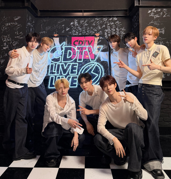 알파드라이브원 단체 이미지 [사진=웨이크원]