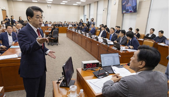 20일 국회에서 열린 재정경제기획위원회 전체 회의에서 국민의힘 배준영 간사(왼쪽)와 의원들이 위원장인 더불어민주당 조승래 의원에게 항의하고 있다. [사진=연합뉴스]