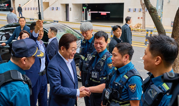이재명 대통령이 추석 연휴 첫날인 지난 3일 서울 중구 중부경찰서 약수지구대를 방문해 추석 연휴 근무 직원들을 격려하고 있다. [사진=대통령실]