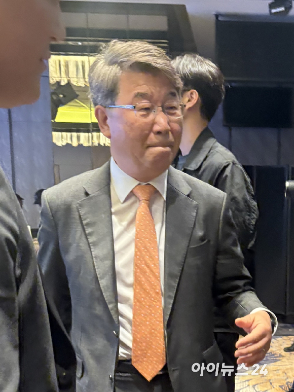 손경식(왼쪽부터) 한국경영자총협회 회장, 김동명 한국노동조합총연맹 위원장, 김영훈 고용노동부 장관이 14일 서울 종로구 포시즌스호텔에서 열린 제38회 한국노사협력대상 시상식에 입장하고 있다. [사진=권서아 기자]