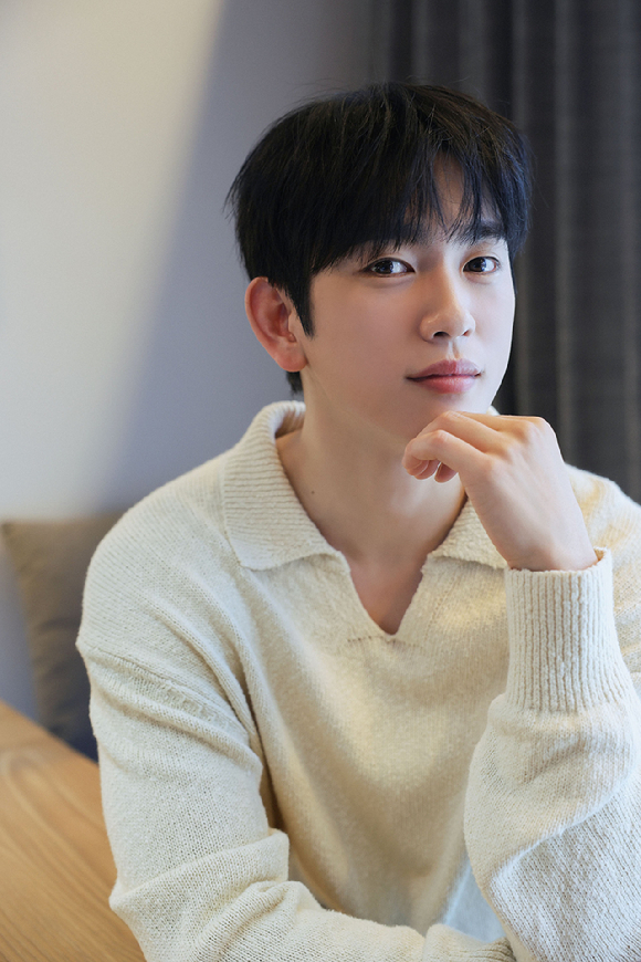 갓세븐 멤버이자 배우 박진영이 tvN 토일드라마 '미지의 서울' 인터뷰에 앞서 포즈를 취하고 있다. [사진=BH엔터테인먼트]