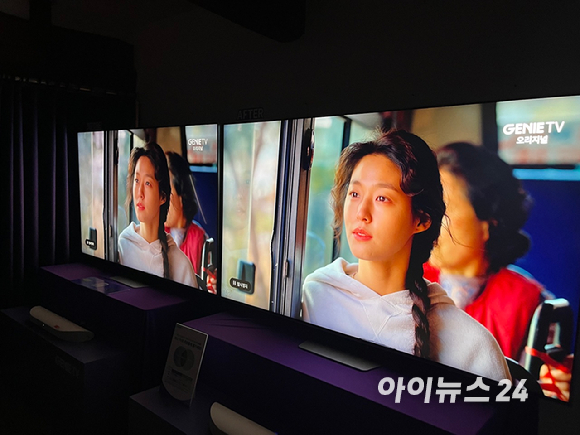 삼성전자 TV에 구현된 HDR10+ 기술(오른쪽). 왼쪽 대비 배우의 얼굴 밝기를 조정해 보다 선명하게 보이도록 했다. [사진=박소희 기자]