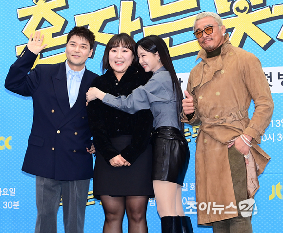 전현무-이수지-이세희가 12일 오후 서울 마포구 스탠포드호텔에서 열린 JTBC 새 예능 프로그램 '혼자는 못 해' 제작발표회에 참석하고 있다. [사진=정소희 기자]
