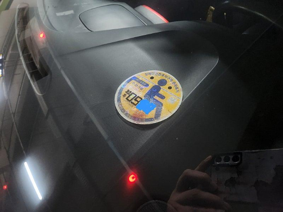 가짜 장애인 주차표지를 쓰다가 적발된 차량 [사진=보배드림]