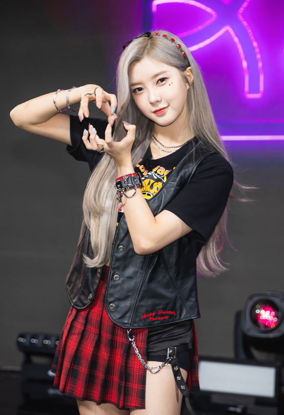 신인그룹 케플러(Kep1er) 김다연이 3일 온라인으로 진행된 케플러 첫 번째 미니앨범 'FIRST IMPACT' 발매 기념 쇼케이스에서 포토타임을 갖고 있다. [사진=웨이크원&middot;스윙엔터테인먼트]