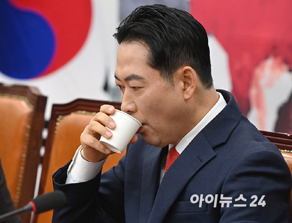 장동혁 국민의힘 대표가 5일 서울 여의도 국회에서 열린 최고위원회의에서 물을 마시고 있다. [사진=곽영래 기자]
