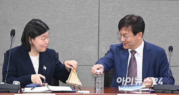 임은정 서울동부지검장과 한동수 전 대검찰청 감찰부장이 29일 서울 여의도 국회에서 '검찰개혁의 쟁점은 무언인가 : 국민이 바라는 검찰개혁의 속도와 방향'을 주제로 열린 검찰개혁 긴급 공청회에서 인사를 하고 있다. [사진=곽영래 기자]