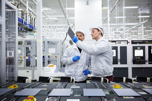 한화솔루션 직원들이 태양광 셀 품질검사를 진행하고 있다. [사진=한화솔루션]