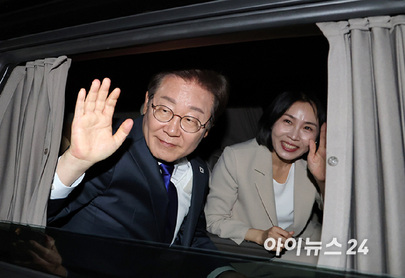 제21대 대통령에 당선된 이재명 당선인과 김혜경 여사가 4일 여의도 국회앞에서 국민개표방송을 마치고 차에서 인사를 하며 떠나고 있다. [사진=곽영래 기자]