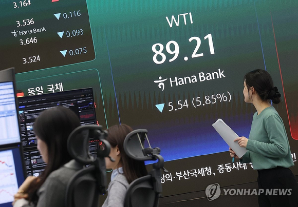 3월 10일 하나은행 본점 딜링룸 전광판에 서부텍사스산원유(WTI) 가격이 표기돼 있다. [사진=연합뉴스]