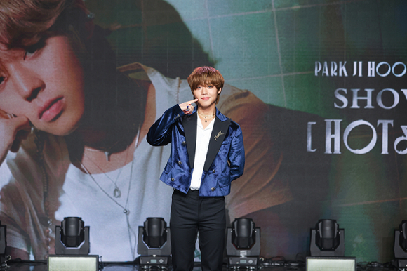 가수 박지훈이 28일 다섯 번째 미니앨범 '핫 앤 콜드' 발매 기념 쇼케이스에서 포즈를 취하고 있다. [사진=마루기획]