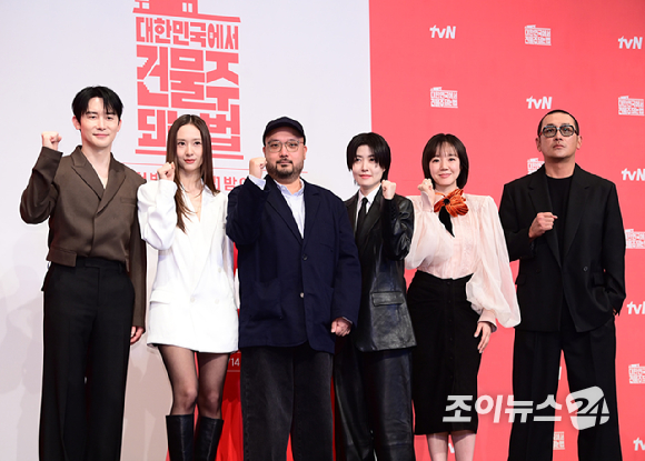 (왼쪽부터)김준한-정수정-임필성 감독-심은경-임수정-하정우가 9일 오후 서울 구로구 신도림동 더링크서울 트리뷰트포트폴리오 호텔에서 열린 tvN 새 토일드라마 '대한민국에서 건물주 되는 법' 제작발표회에서 참석하고 있다. [사진=정소희 기자]