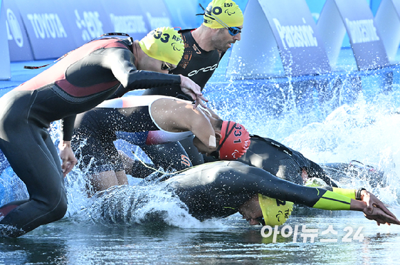 김황태(빨간 모자)가 2일(현지시간) 프랑스 파리 알렉상드로 3세 다리 인근에서 열린 2024 파리 패럴림픽 남자 트라이애슬론(철인 3종) PTS3 등급 경기에서 스타트를 하고 있다. [사진=사진공동취재단]