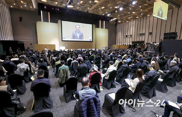 의장을 맡은 전영현 삼성전자 대표이사 부회장 겸 DS부문장이 18일 오전 경기 수원시 수원컨벤션센터에서 열린 제57기 정기 주주총회에서 인사말을 하고 있다. [사진=곽영래 기자]