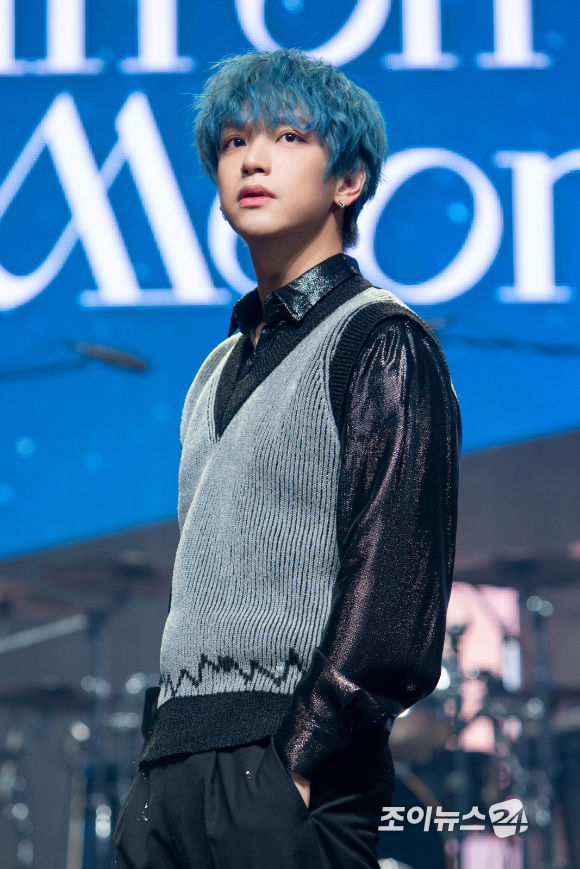 밴드 엔플라잉 김재현이 7일 오후 온라인으로 진행된 첫 번째 정규 앨범 'Man on the Moon' 발매 기념 쇼케이스에 참석해 포즈를 취하고 있다. [사진=FNC엔터테인먼트]